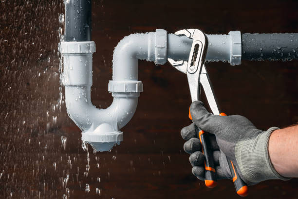 Professional Emergency Plumber technician working in Hamshire, TX